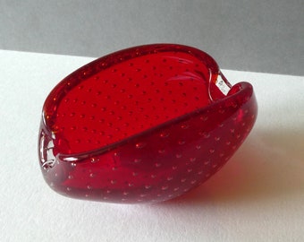 Distinctive small Murano glass ashtray in raspberry colour with air bubbles, Murano, Italy, 1970s.