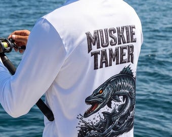 Sudadera con capucha para pesca Muskie Tamer / Camisa solar de alto rendimiento para depredadores de agua dulce para hombre