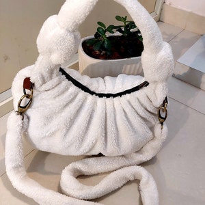 Halbmond große teddyweiche Umhängetasche in Weiß für Frauen mit langem Riemen, flauschige Tasche-Handtasche-Schultertasche-Wolltasche.