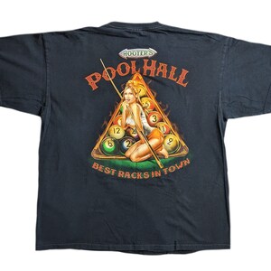 Estilo vintage Hooters Pool Hall Pinup Los mejores bastidores de la ciudad Camisa grande