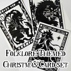 Op de afbeelding: Een set folklore-thema kerstkaarten. Elke kaart heeft een zwart-wit illustratie van een mythisch wezen. De kaarten zijn rechthoekig met decoratieve randen en de tekst "FOLKLORE THEMED CHRISTMAS CARD SET".