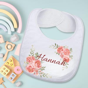 名前入りのパーソナライズベビービブ、お揃いのシッピーカップ付き花柄女の子用ビブ、カスタムベビーシャワーギフト、新生児または幼児用セット