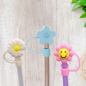 Silicone Straw Cover Topper Caps Flowers for Reusable Straws NOT for Stanley, Cute Pink Daisy White Flower Straw Decorations Cap Cover