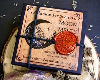 Moon Melts... la cera de soja de luna creciente altamente perfumada se derrite. Fragancia de Lavanda y Manzanilla con cogollos de Lavanda.