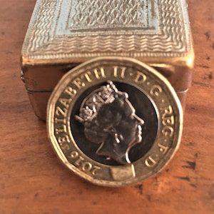 One Pound 2016  Elizabeth/ Very good condition collectible/ With silver plated box