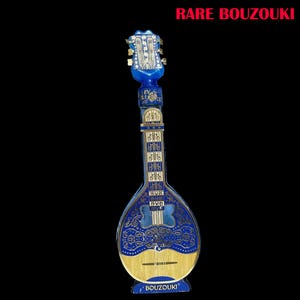 Rara chitarra vintage di colore blu, bottiglia di liquore greco Mondolin Decenter/bottiglia di chitarra Mondolin Bouzouki/SPECIALIZZAZIONE DELLO STRUMENTO balalayka