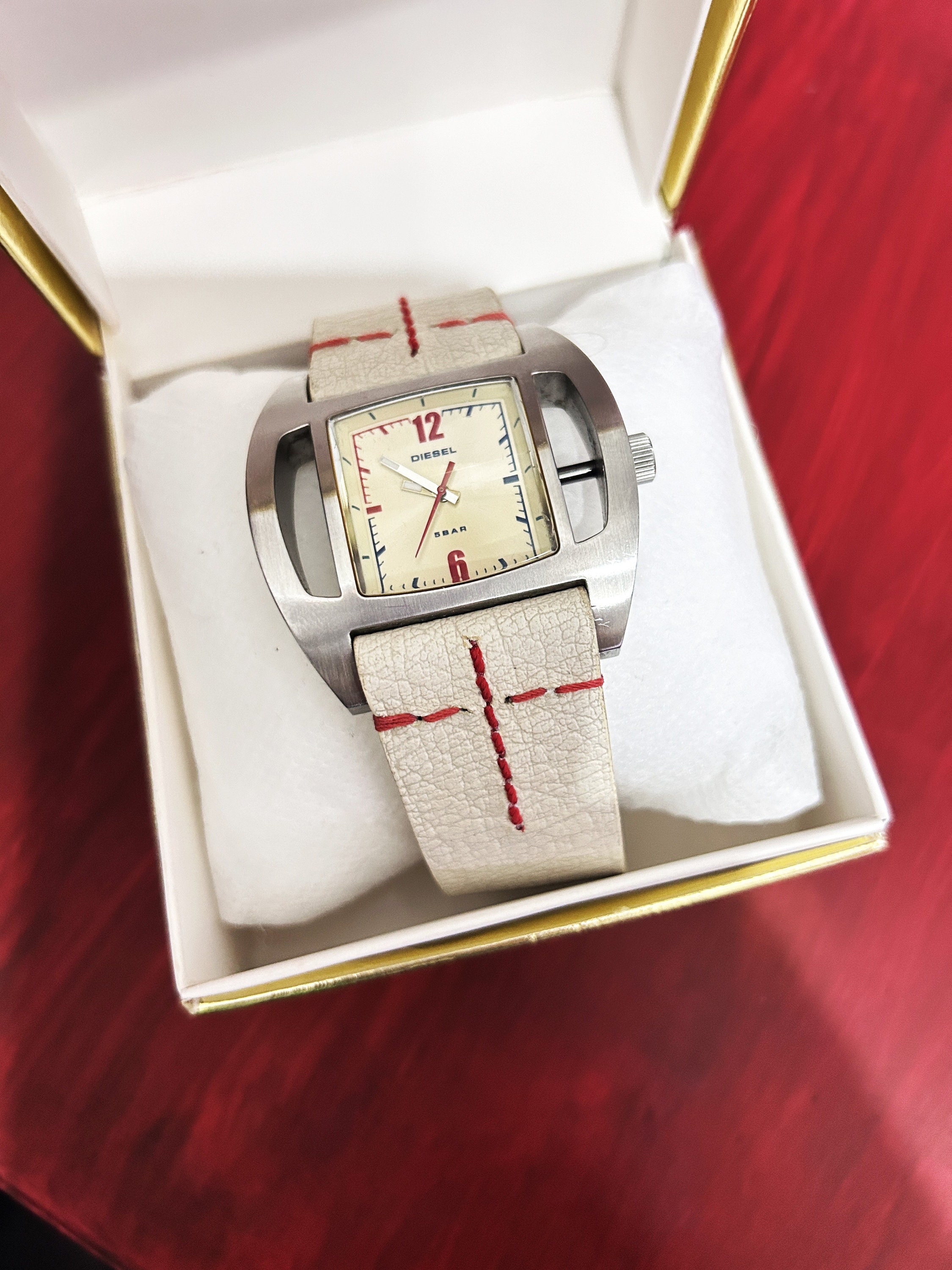 【未使用品】DIESEL ホワイトレザー QZ　時計　DZ-2109　稼働 メンズ DIESEL Leather Strap Watch DZ-2109 時計 Red With Tank