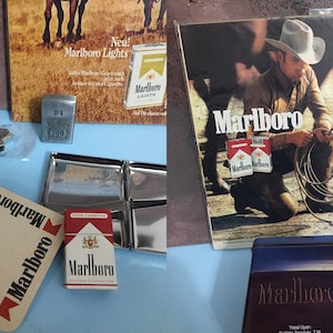 Conjunto vintage (1) Objetos de colección Objetos raros de colección Marlboro / Caja de hojalata, encendedor, posavasos, cerillas, estuche para cigarrillos, póster original