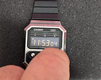 希少なブラックカラーCASIO A100WE ブラックカラーデジタル腕時計