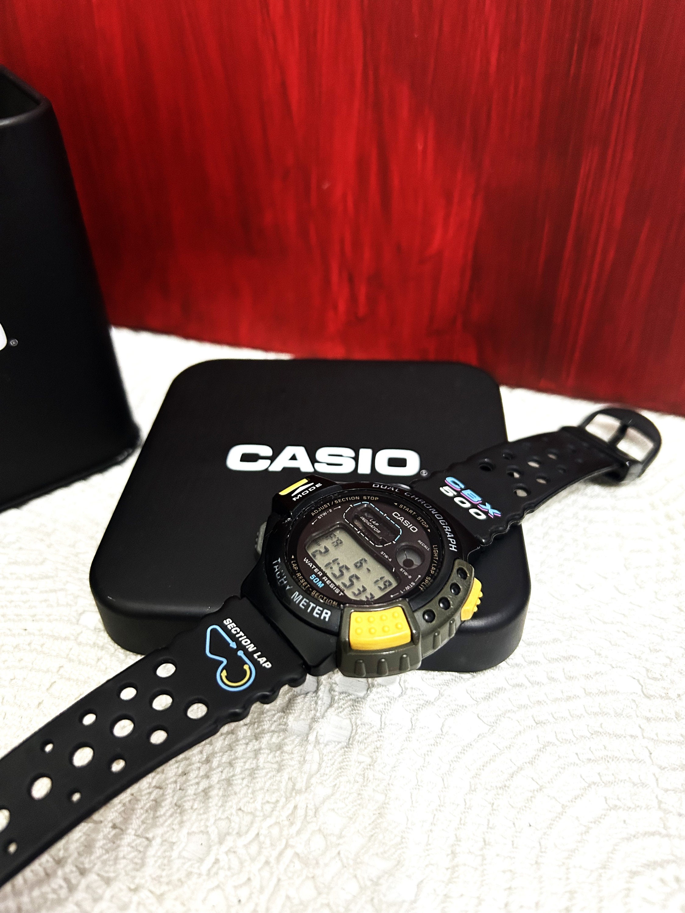 ヴィンテージ カシオ CBX-500 デジタル腕時計：黄色のボタンを備えた