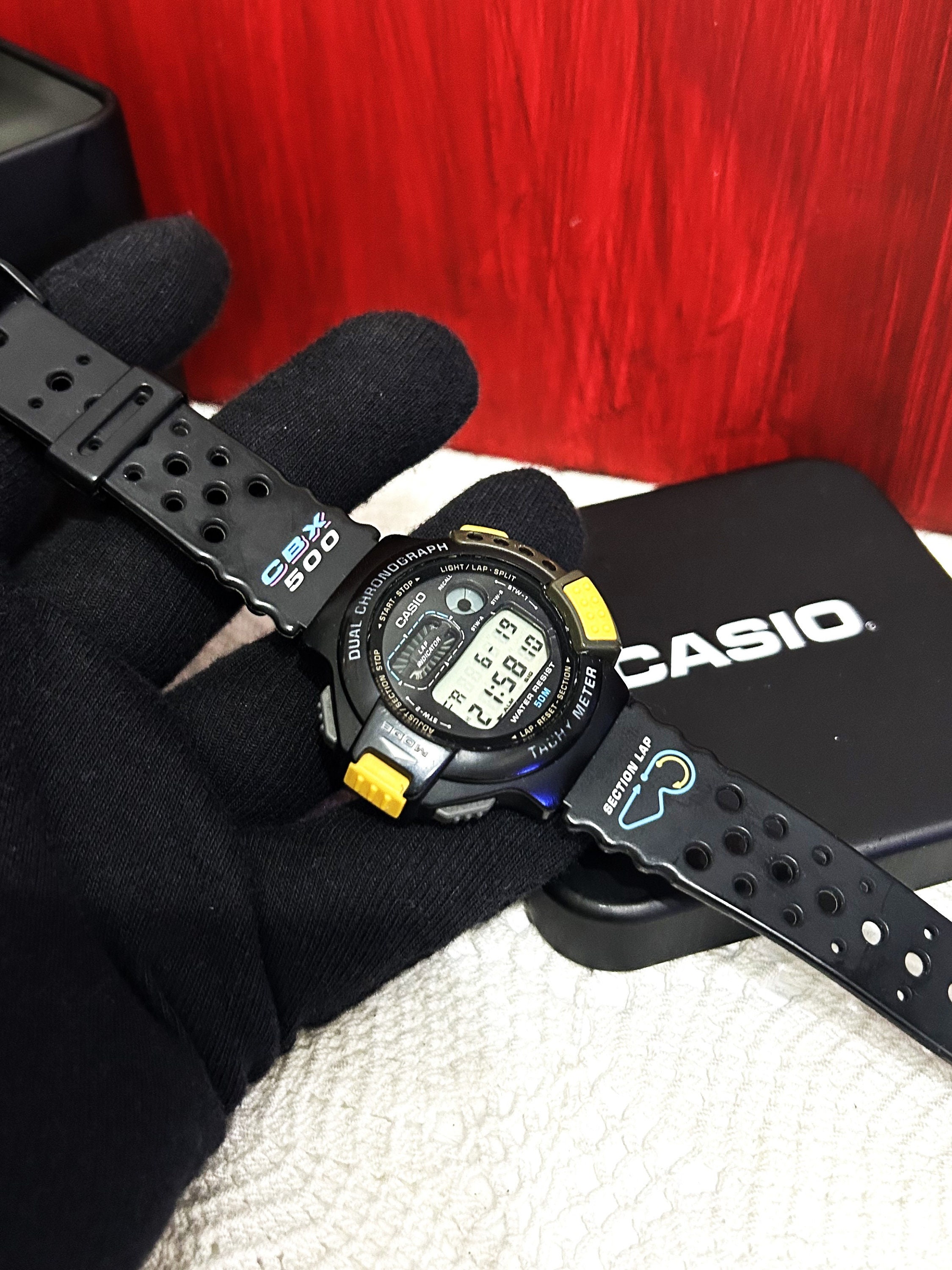 ヴィンテージ カシオ CBX-500 デジタル腕時計：黄色のボタンを備えた