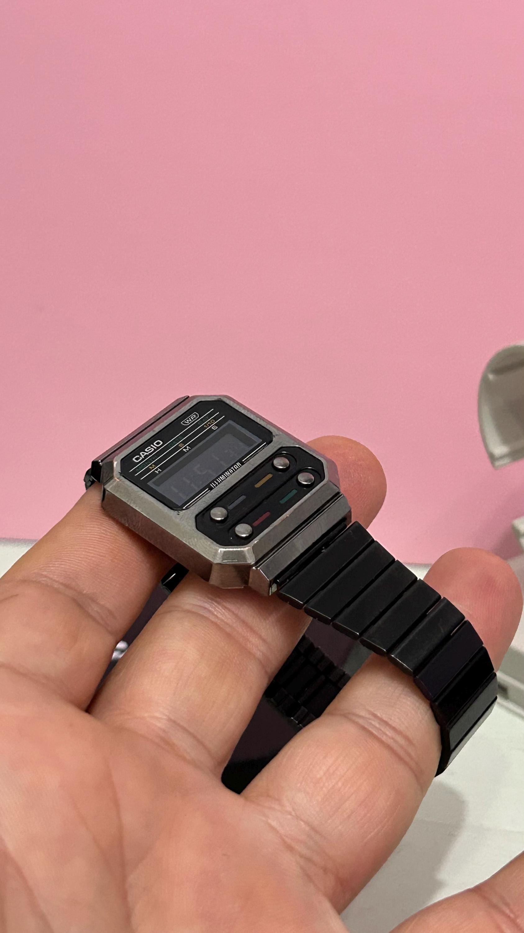 希少なブラックカラーCASIO A100WE ブラックカラーデジタル腕時計