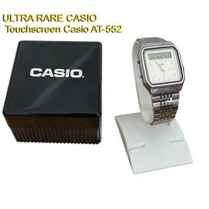 Reloj calculadora con pantalla táctil Casio AT-552 vintage: reloj analógico-digital coleccionable de los años 80