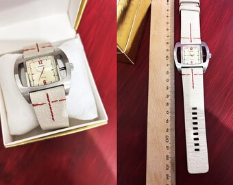 【未使用品】DIESEL ホワイトレザー QZ　時計　DZ-2109　稼働 Vintage DIESEL Tank Watch DZ-2109 -white Leather Strap With Red