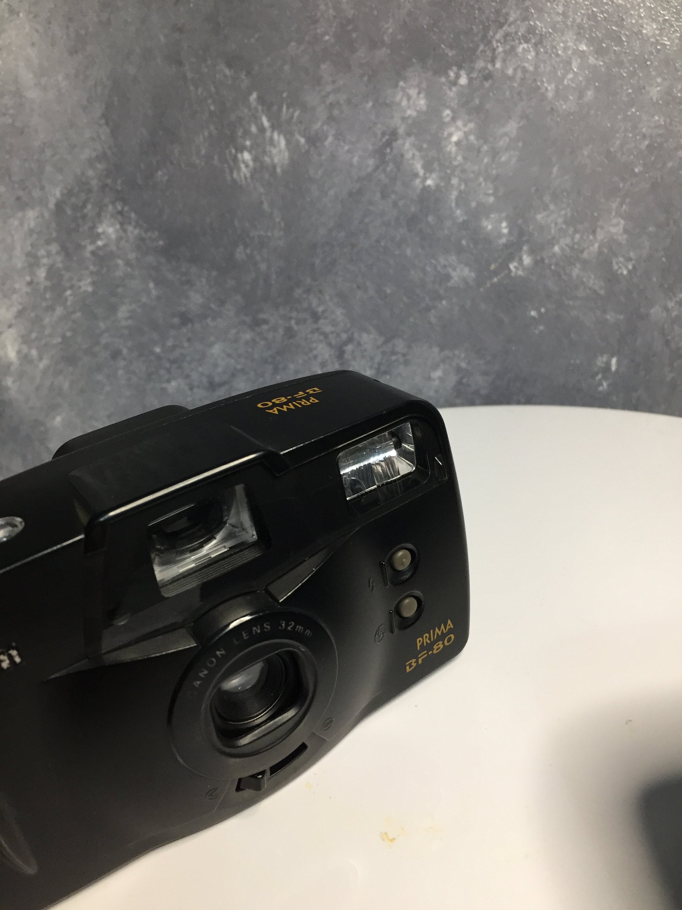 Vista frontal de una cámara analógica compacta, sistema de 35 mm, Marca  Canon, modelo 'Af9 Prima', imagen monocroma Fotografía de stock - Alamy