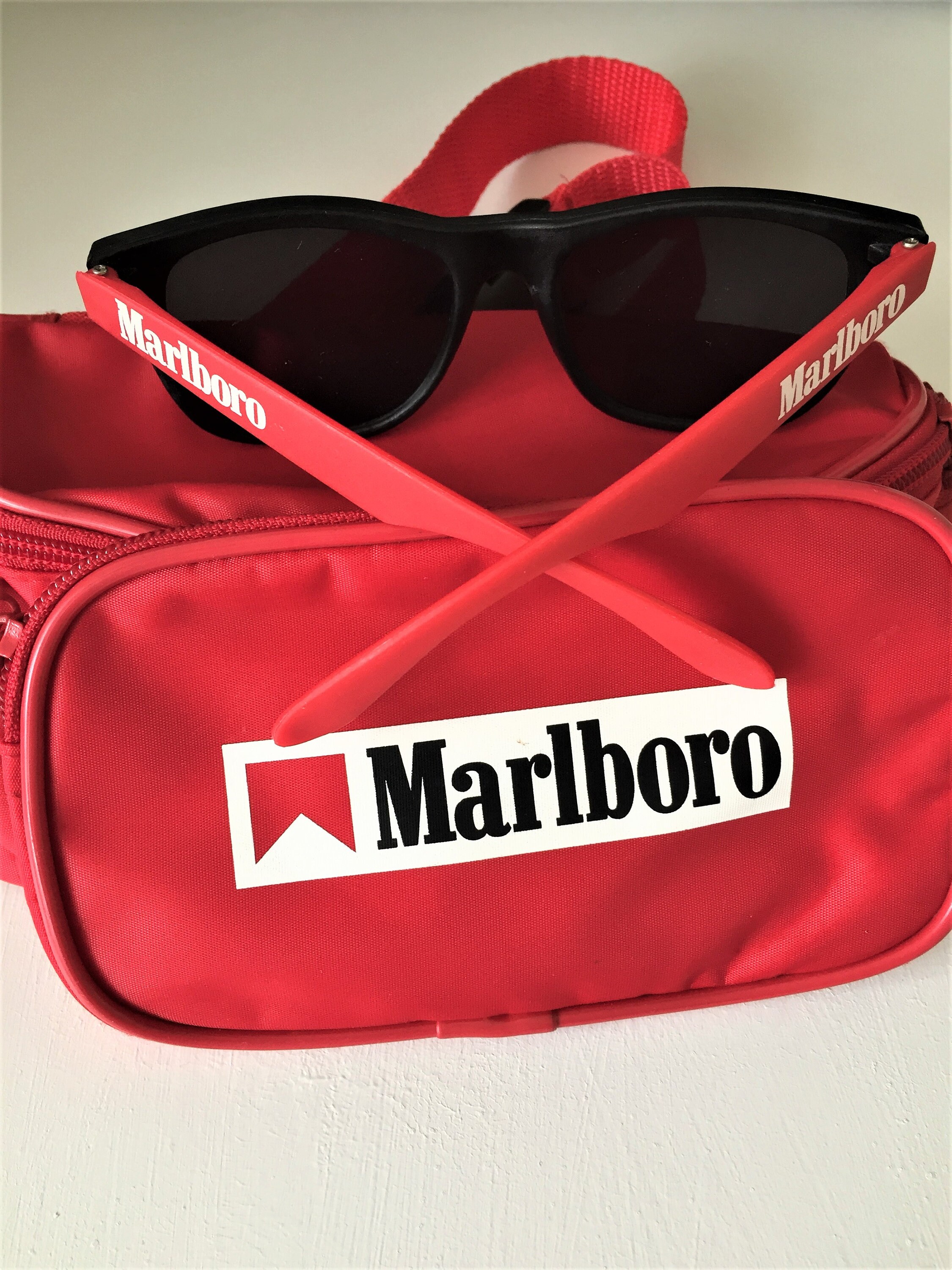 Marlboro Sports Sunglasses 4個セット ✓ MARLBORO FERRARI RED PROMOTIONAL *SCARCE* SUN GLASSES FOLDABLE