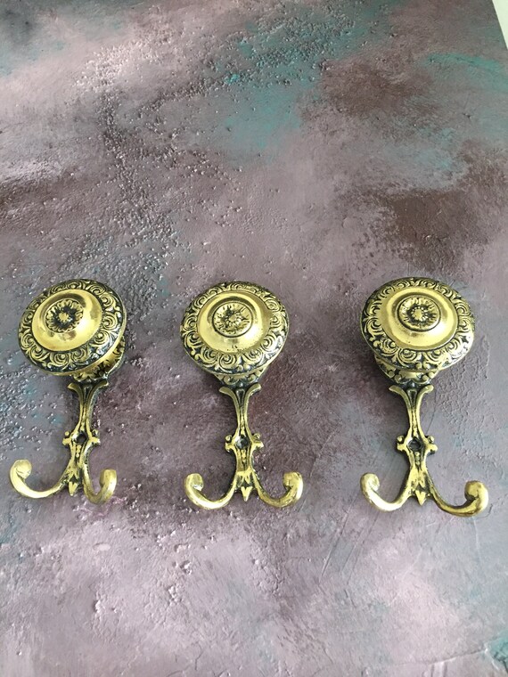 Set of 3 Brass Wall Hooks, / Vintage Hat, Coat Home Organizer/ Victorian  Style / Fabulous Condition. 1970s./ 3 Set Brass 413 Gr. 
