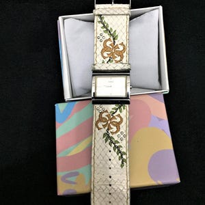 ゲス ウォッチ ヴィンテージ 非常に希少 / 1980 年代 / 刺繍入り本革ストラップ / 完全に機能し、新しい電池 / 女性用腕時計