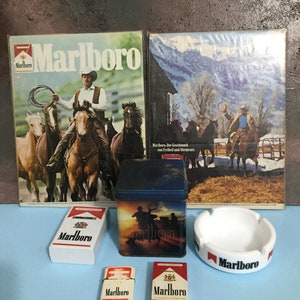 Conjunto vintage (3) Objetos de colección Objeto de colección raro de Marlboro / Póster original, cenicero, Caja de lata para encendedor, caja de cigarrillos de plástico Marlboro