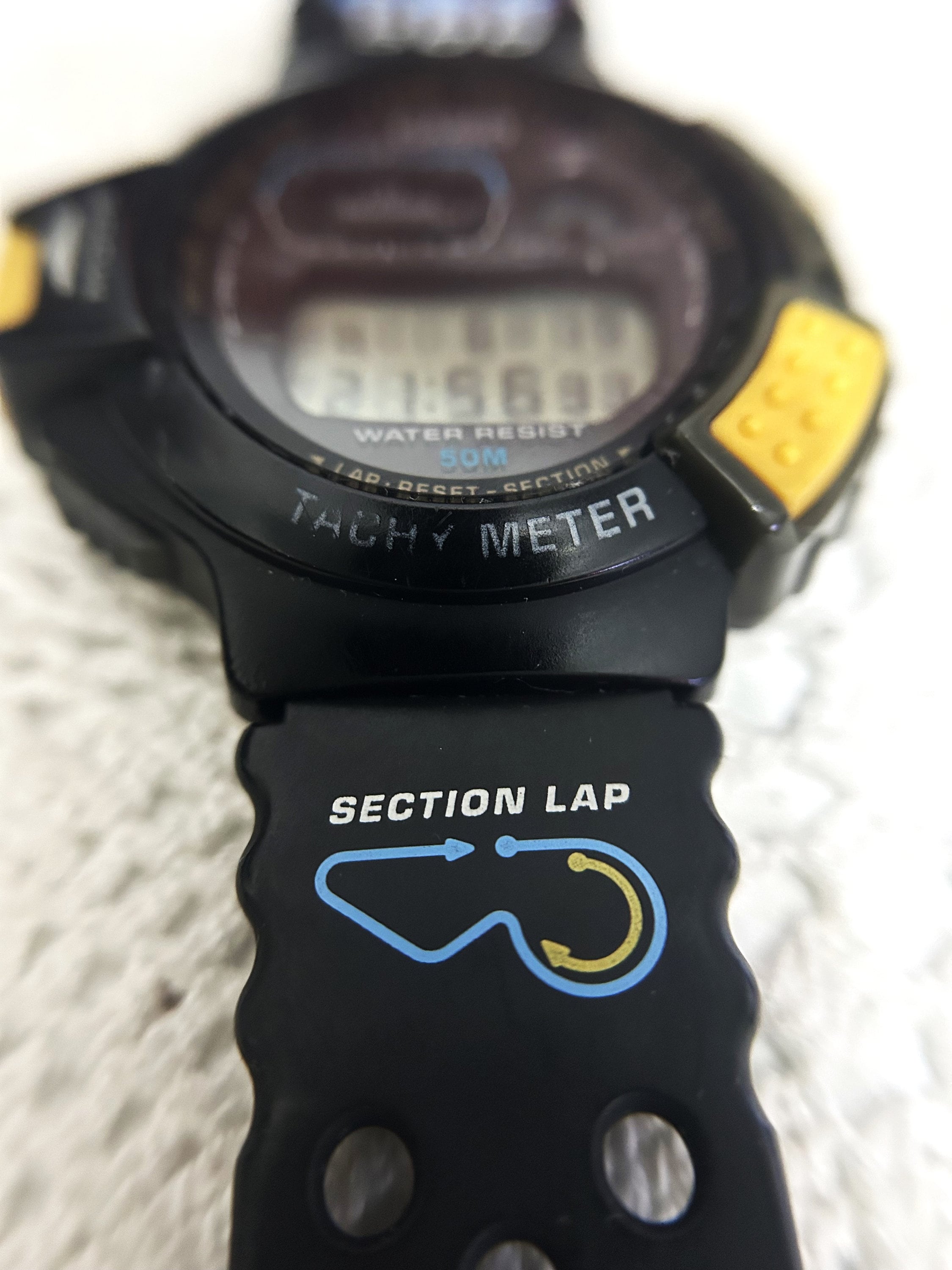 ヴィンテージ カシオ CBX-500 デジタル腕時計：黄色のボタンを備えた