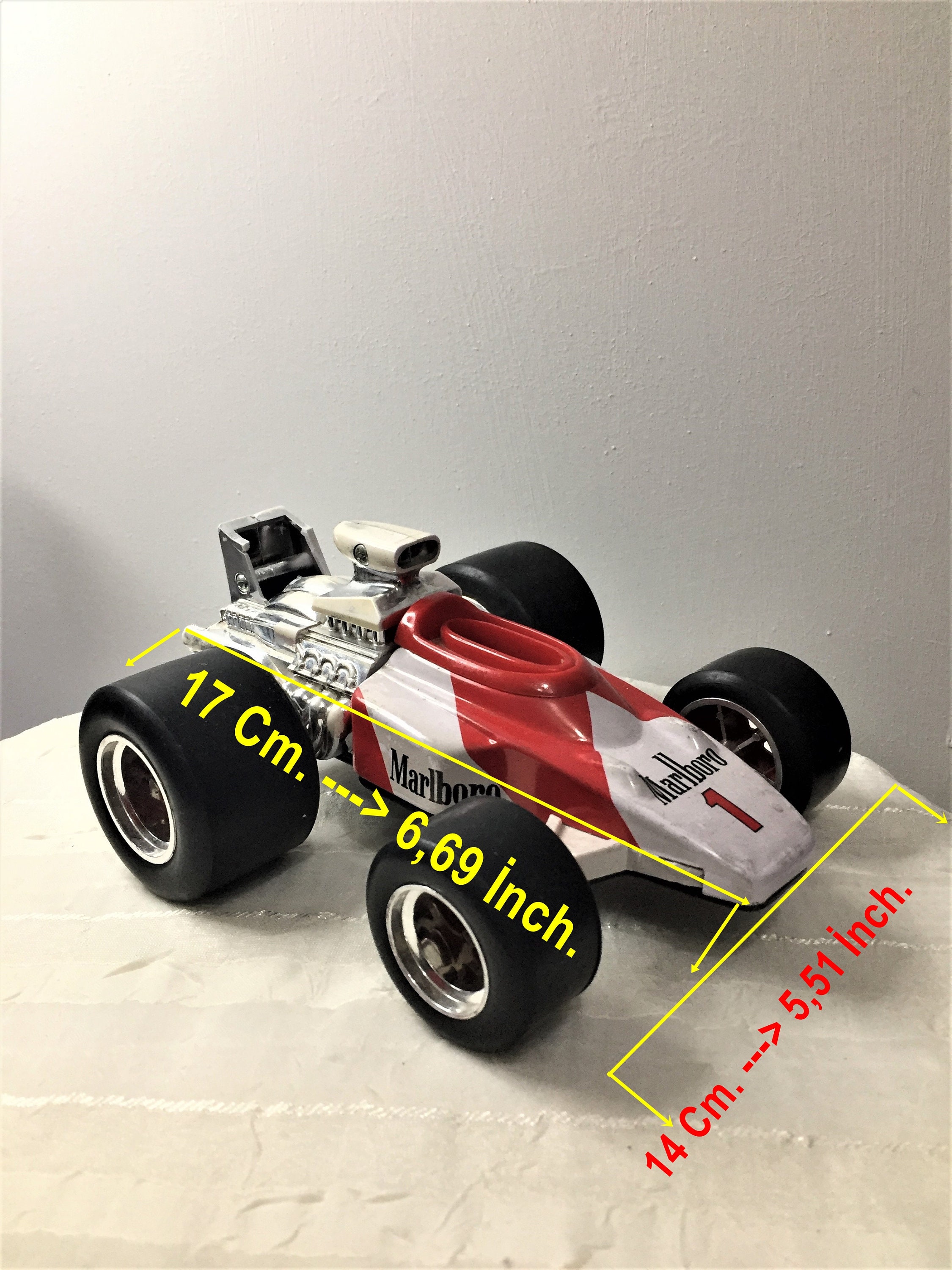 Marlboro　レーシングカー　ピンバッジ Marlboro レーシングカー ピンバッジ Marlboro レーシングカー