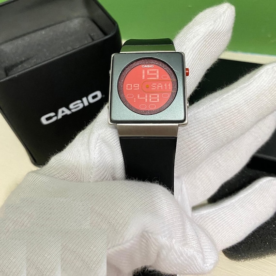 Very Rare Retro- CASIO FUTURIST LA-2001 Red Dial Rubber Strap