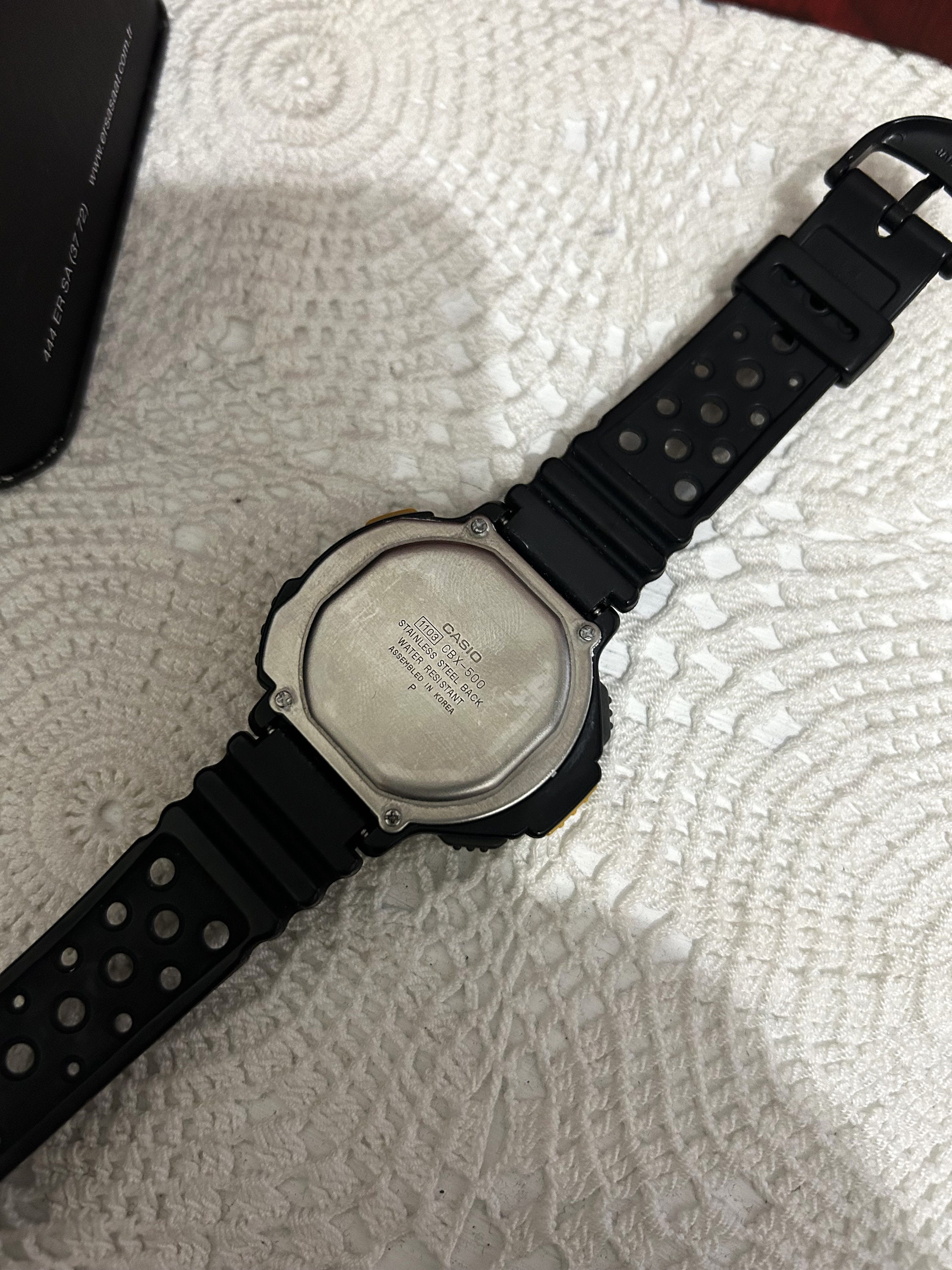 ヴィンテージ カシオ CBX-500 デジタル腕時計：黄色のボタンを備えた