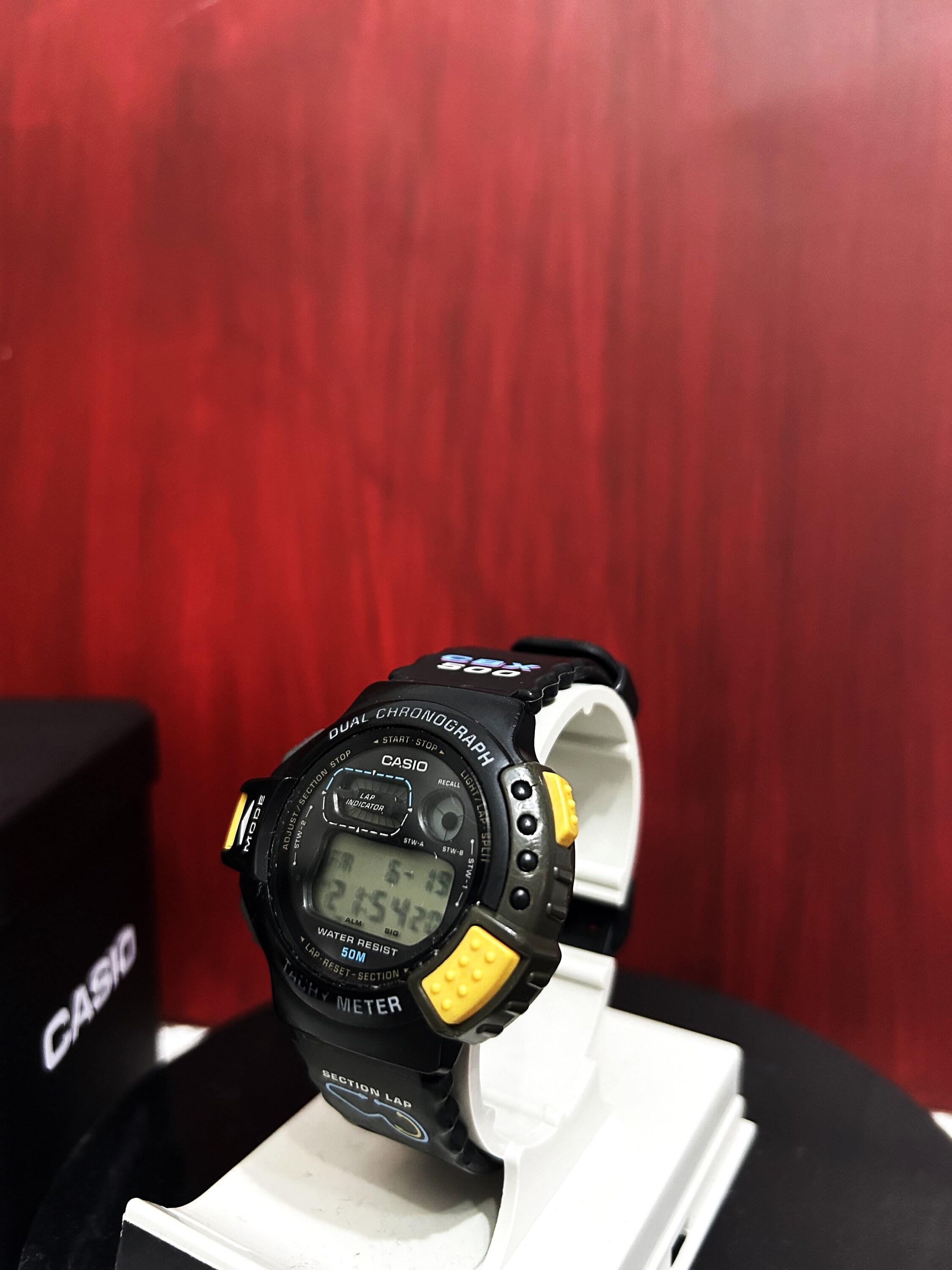 ヴィンテージ カシオ CBX-500 デジタル腕時計：黄色のボタンを備えた