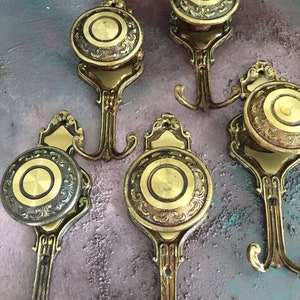 Set of 5 Brass Wall Hooks, / Vintage Hat, Coat Home Organizer/ Victorian style / Fabulous condition. 1970s./ 3 Set Brass 1045 gr.gr.