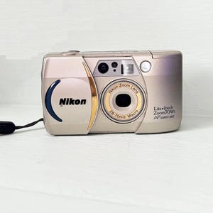 Vintage Nikon Lite Touch zoom 70ws/ Custodia in pelle fatta a mano/ Obiettivo zoom Nikon 28-70 mm. Macro/ Punta e scatta completamente funzionante 35 mm