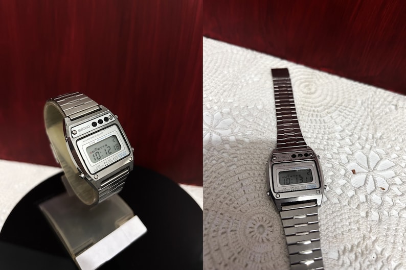 Puede incluir: Un reloj digital Seiko plateado con una correa de metal plateado. La esfera del reloj muestra la hora, la fecha y el d&iacute;a de la semana.