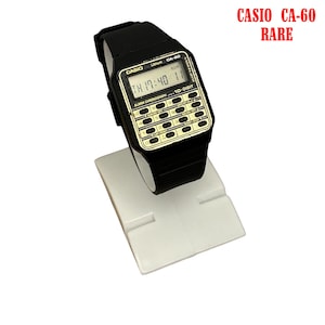 以下が含まれることがあります： クリーム、ライトグレー、ダークグレーの3色の、つや消し仕上げの陶器製マグカップのセット。 各マグカップはシンプルでミニマルなデザインで、コーヒーや紅茶に最適です。