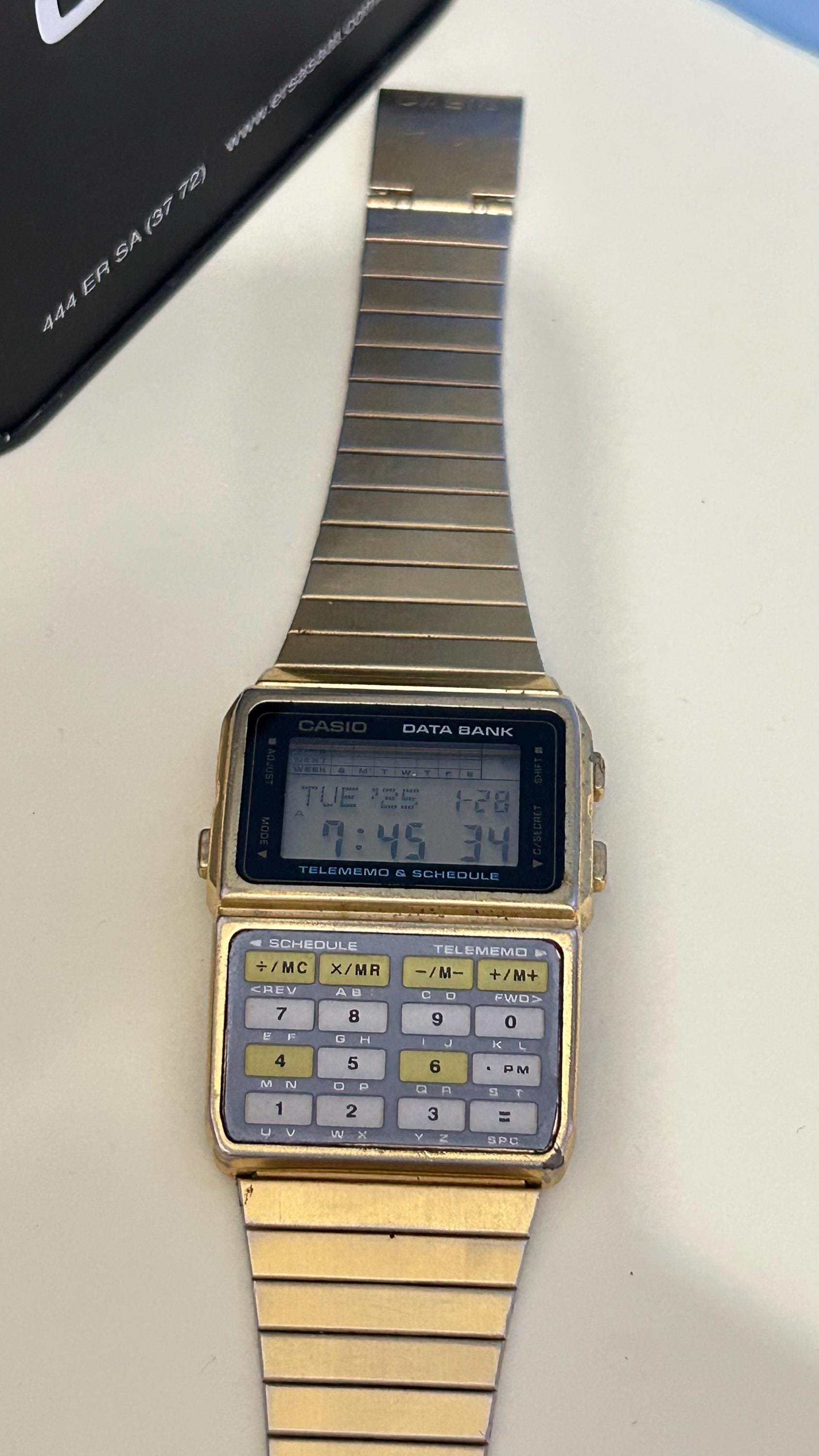 CASIO DATA BANK ゴールド腕時計　DBC_610 希少廃番モデル CASIO DATA BANK DBC-610 GOLD 人気色 ゴールド