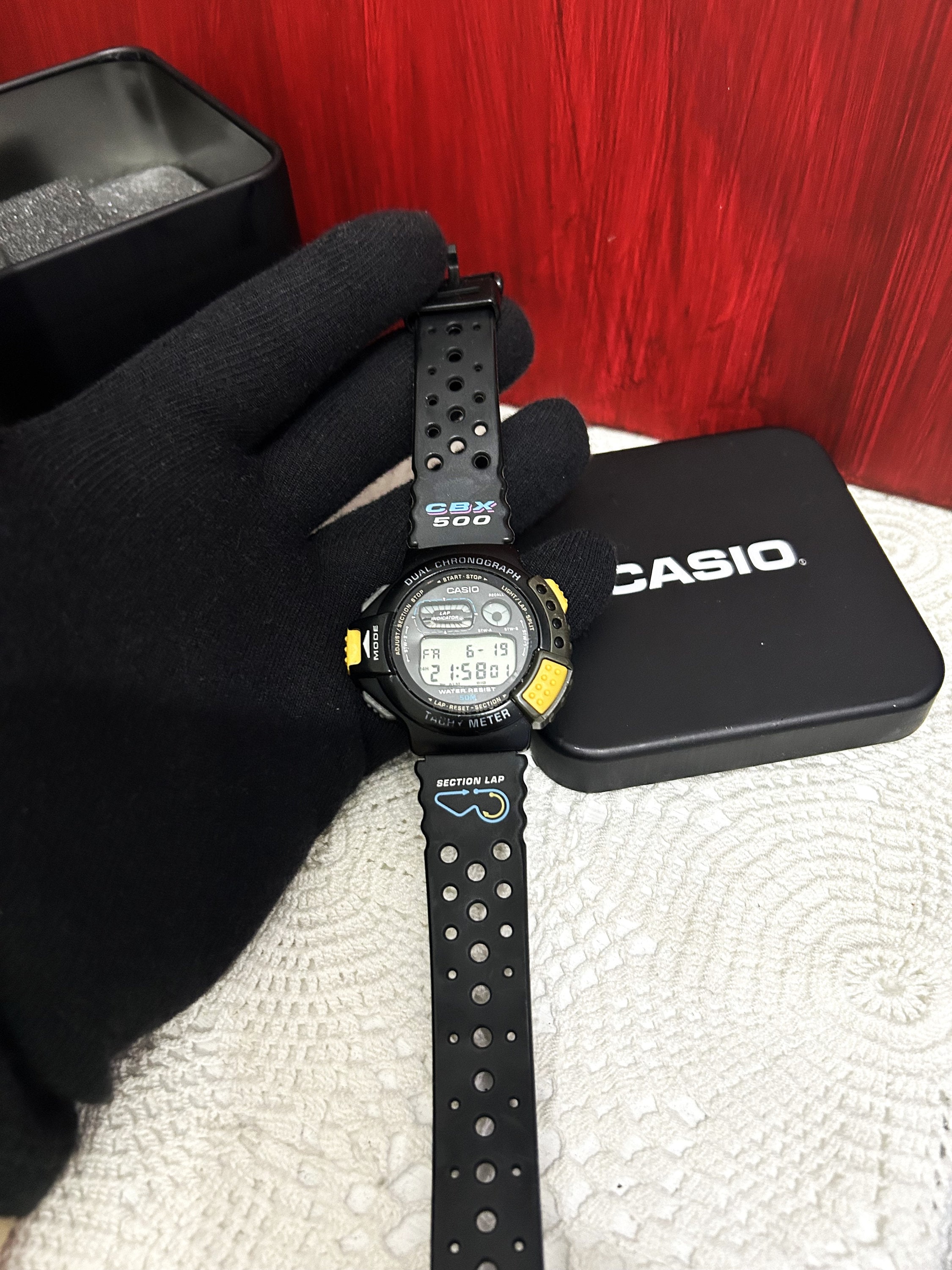 ヴィンテージ カシオ CBX-500 デジタル腕時計：黄色のボタンを備えた