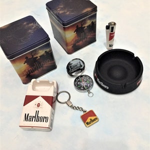 Conjunto vintage (4) Objetos de colección Marlboro raros / Lata de Marlboro / Brújula Marlboro rara / Ceniceros Marlboro raros / Llavero original Marlboro