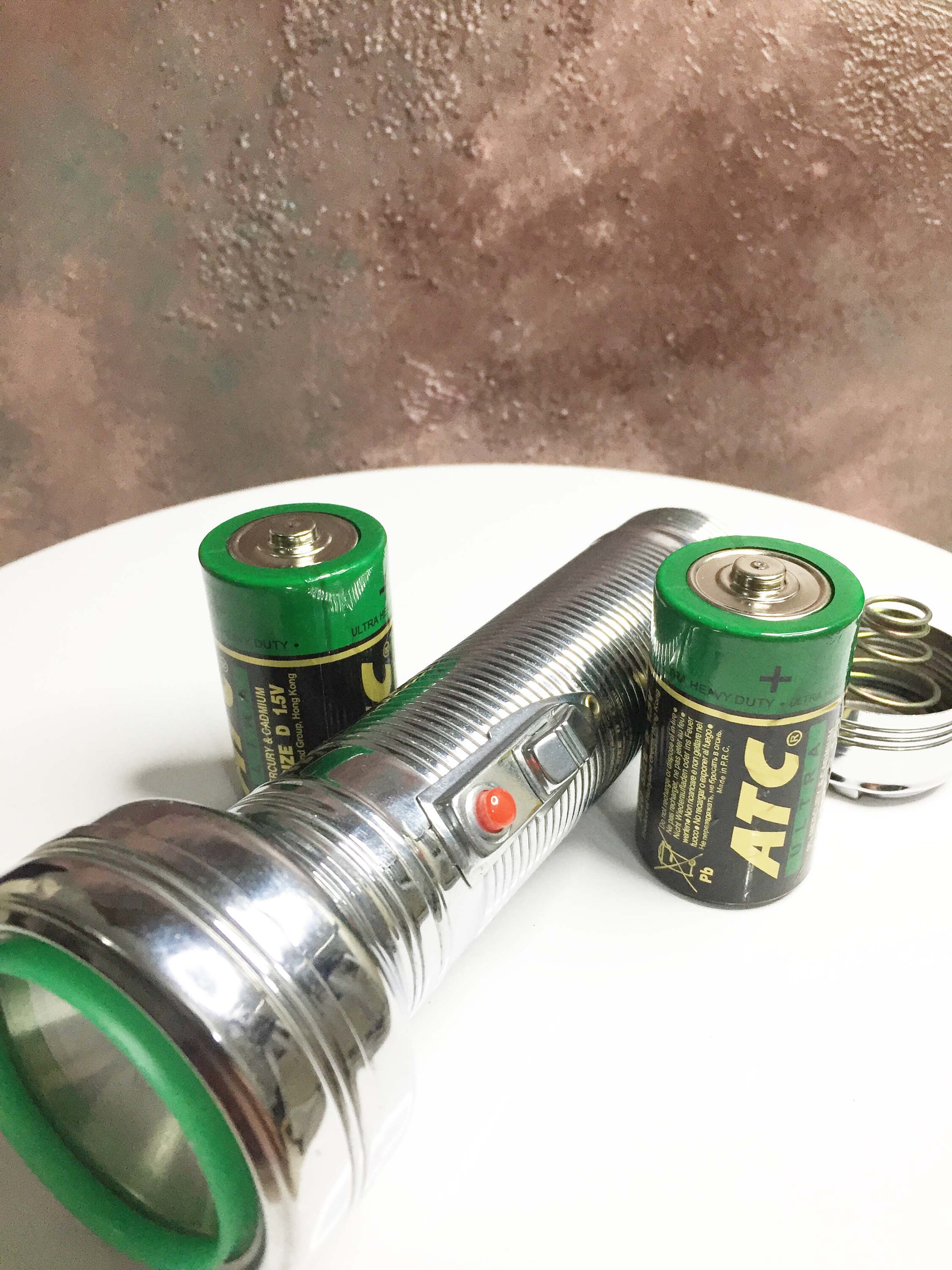 1960年代頃のヴィンテージ懐中電灯（信号ボタン付き）、動作条件にD型