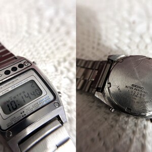 Puede incluir: Un reloj digital Seiko plateado con una esfera negra y una correa de metal plateado. El reloj tiene funciones de cron&oacute;grafo, alarma y cron&oacute;metro. La esfera del reloj muestra la hora, la fecha y el d&iacute;a de la semana. La parte posterior del reloj tiene el texto "SEIKO WATER RESISTANT 132249 JAPAN A" grabado en &eacute;l.