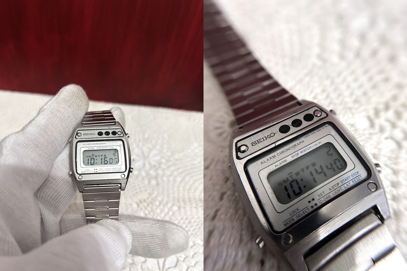 Puede incluir: Un reloj digital Seiko plateado con una pantalla digital negra que muestra la hora y la fecha. El reloj tiene una correa de metal plateada y un bot&oacute;n negro en el lateral.