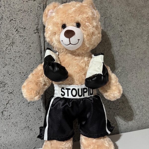 Pantalones cortos y guantes de boxeo personalizados Build-A-Bear. El oso no está incluido.