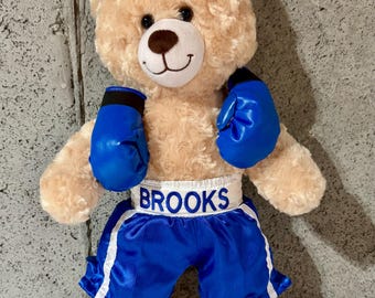 Build-A-Bearのパーソナライズされたボクシングショーツとグローブ。ベアは付属しません。