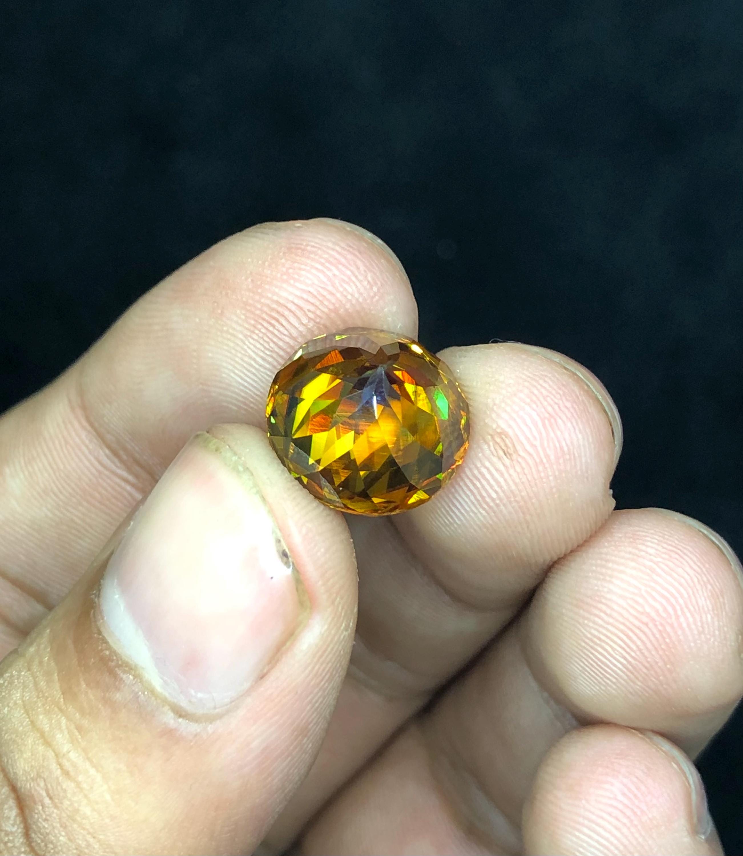 赤みがかったオレンジ色のスフェーン宝石：8.720カラットのラウンド