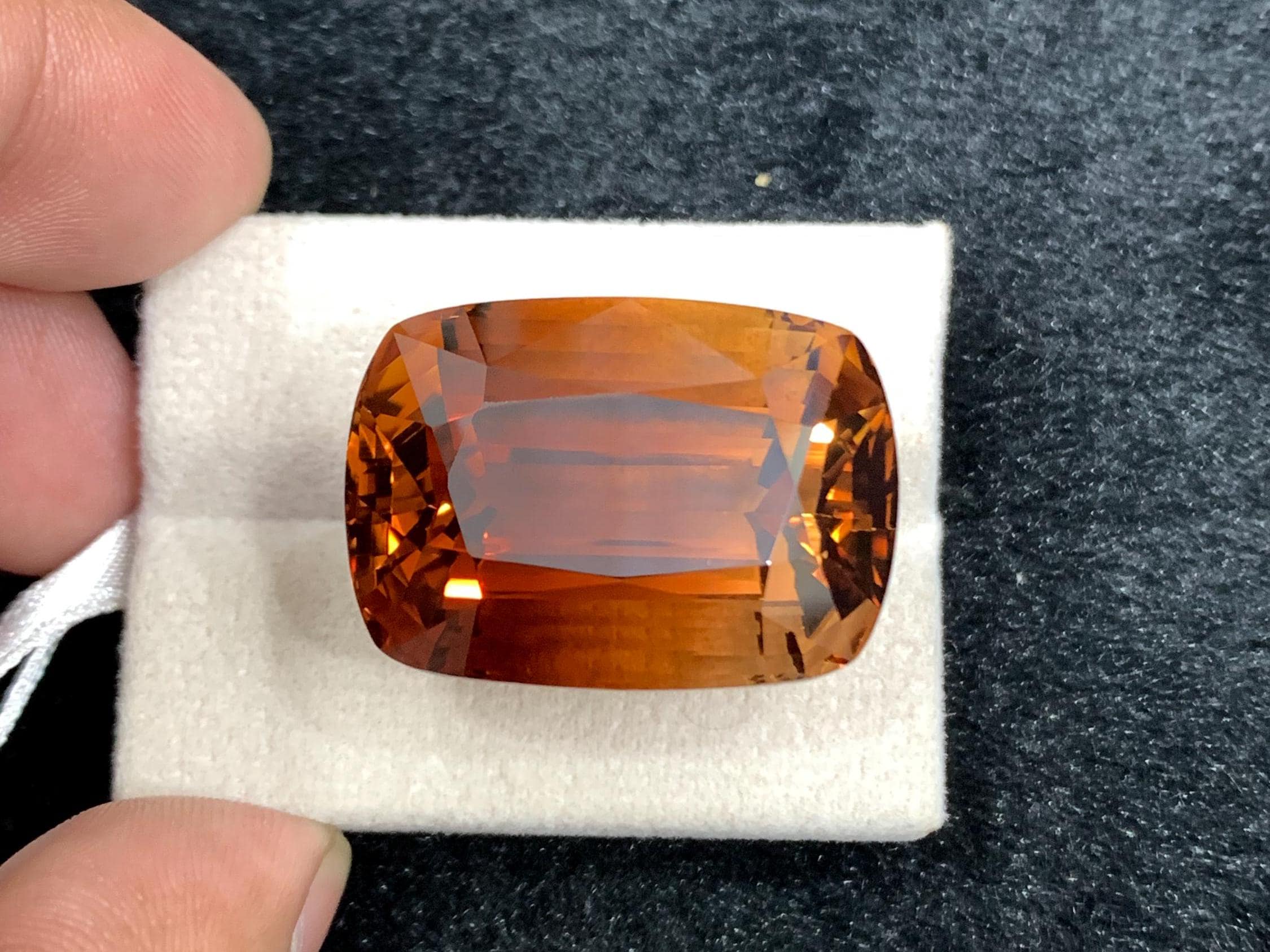 ブラウントパーズ宝石：77.50カラットクッションカット、11月の誕生石