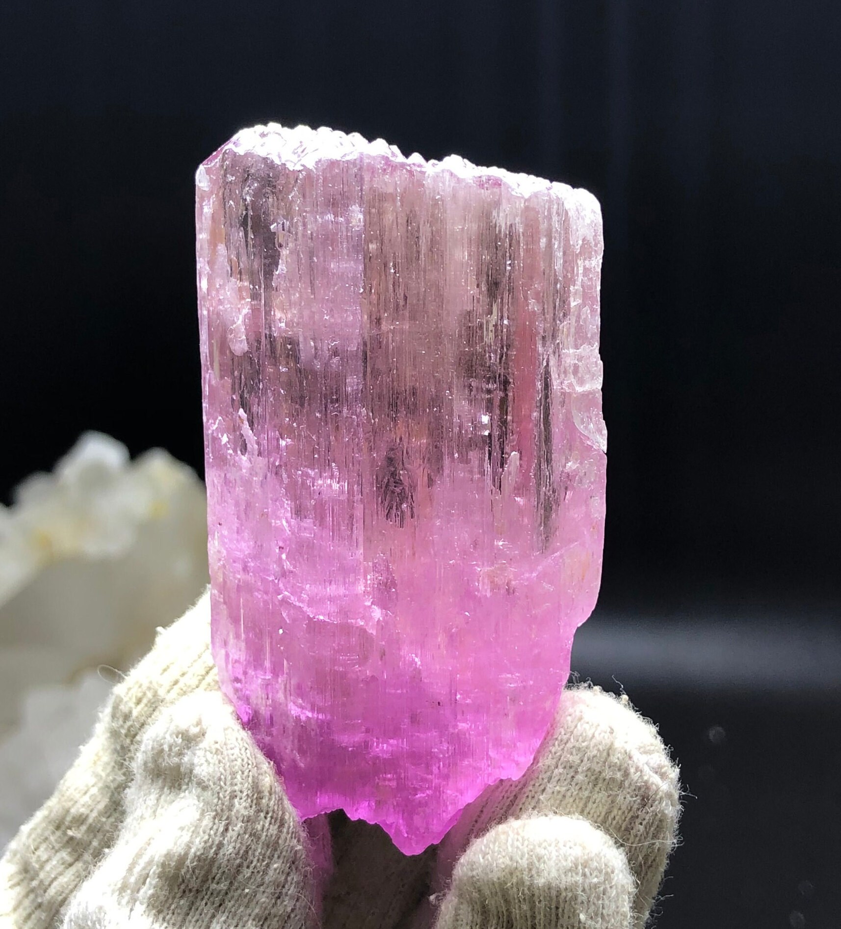 タフィーピンククンツァイト結晶標本：天然エッチングスポジュメン、80