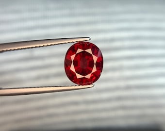 Rhodolite Garnet Gemstone: 4 CT Vivid Red Oval Cut