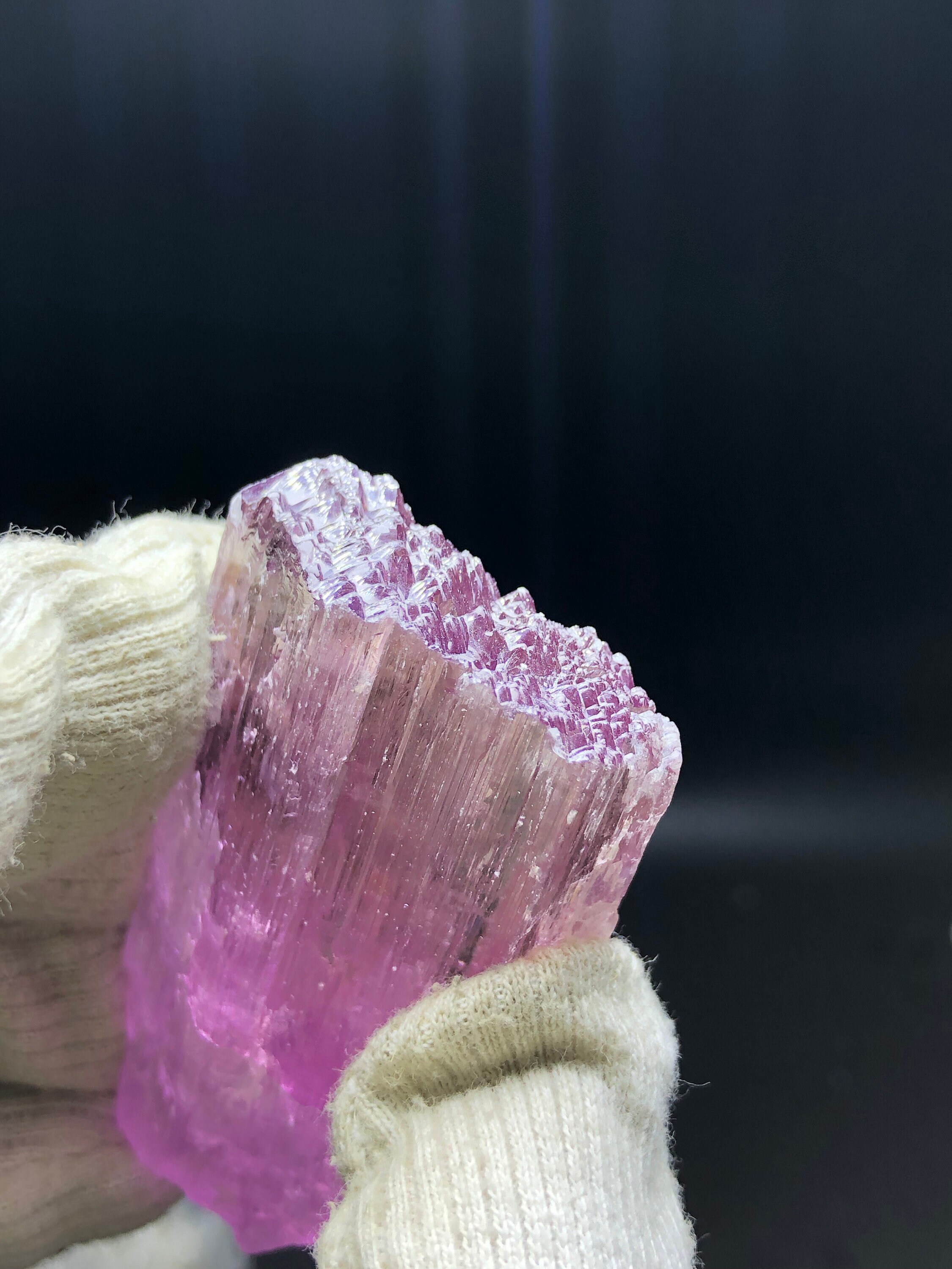 タフィーピンククンツァイト結晶標本：天然エッチングスポジュメン、80