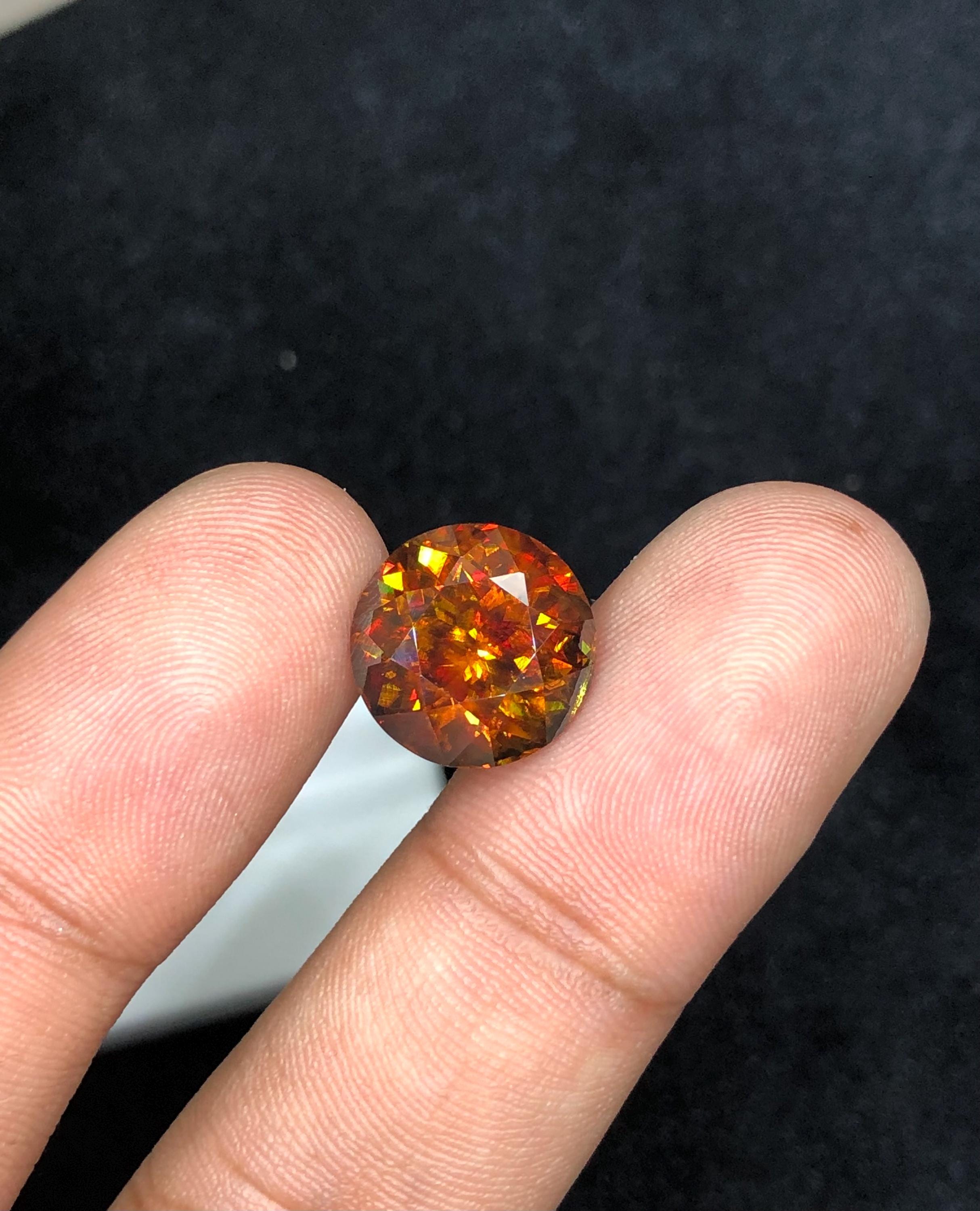 赤みがかったオレンジ色のスフェーン宝石：8.720カラットのラウンド