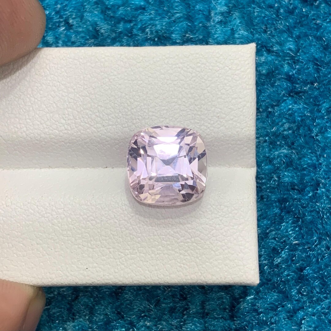 Pietra Rosa Pietra preziosa di Pollucite rosa pallido: gemma rara sfaccettata da ...