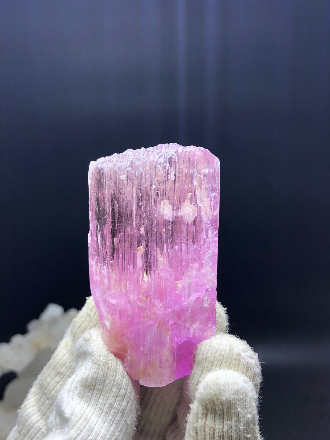 タフィーピンククンツァイト結晶標本：天然エッチングスポジュメン、80