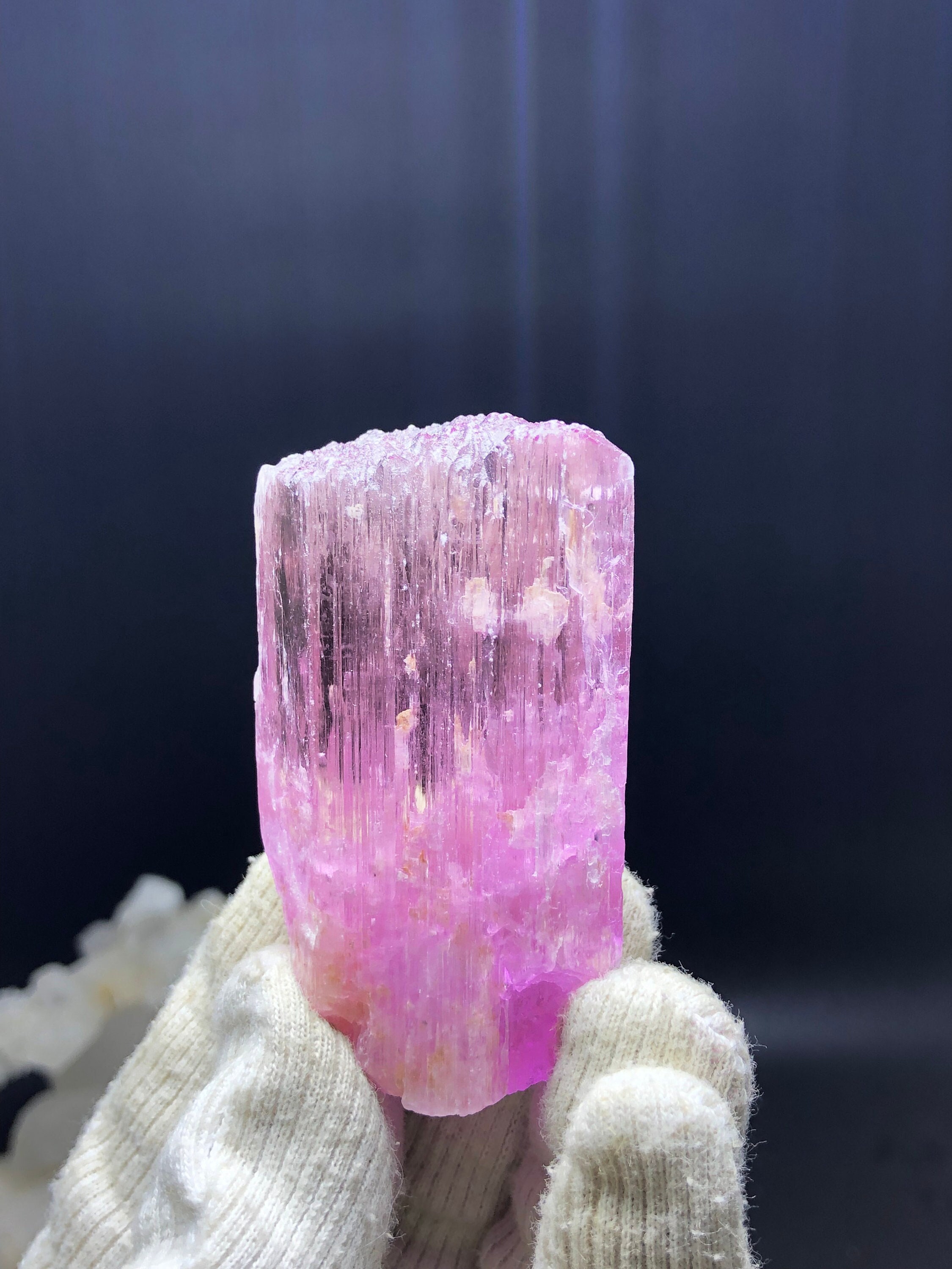 タフィーピンククンツァイト結晶標本：天然エッチングスポジュメン、80