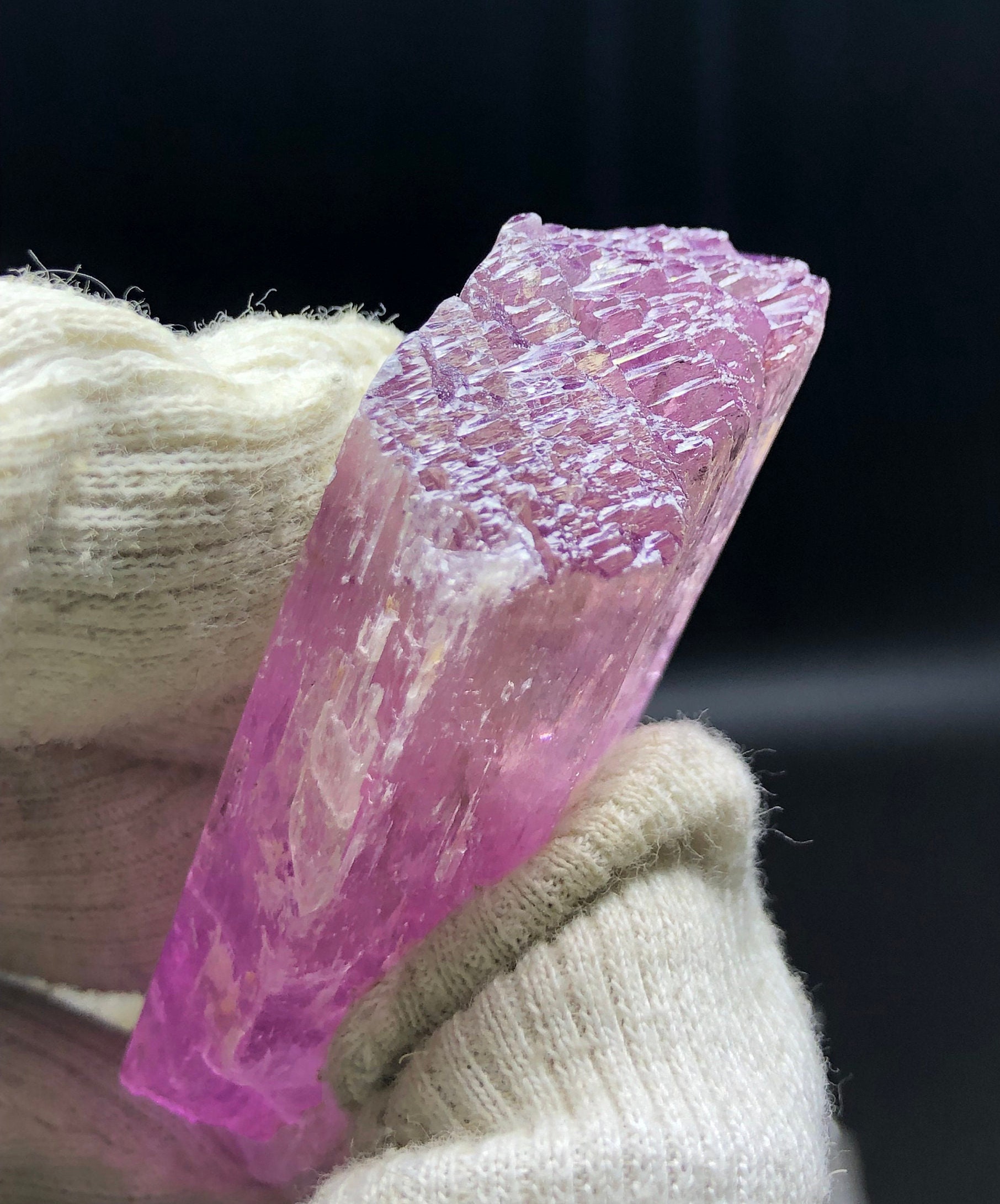 タフィーピンククンツァイト結晶標本：天然エッチングスポジュメン、80